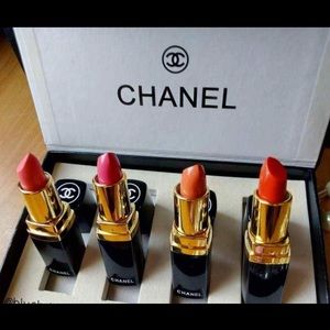 Chanel Lipsticks NIB & Shopping Bag
Box of 4 beautiful lipstick Matte color